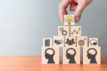 起亚锐欧brake灯亮了是什么原因